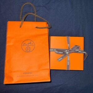 HERMÈS LA CORNE ET LA LAQUE NECKLACE CIRCA 2019 NWT comes with Gift receipt.